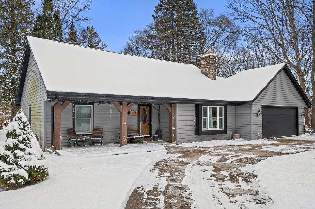 W220N2612 Maplewood Ln, Pewaukee, WI 53186