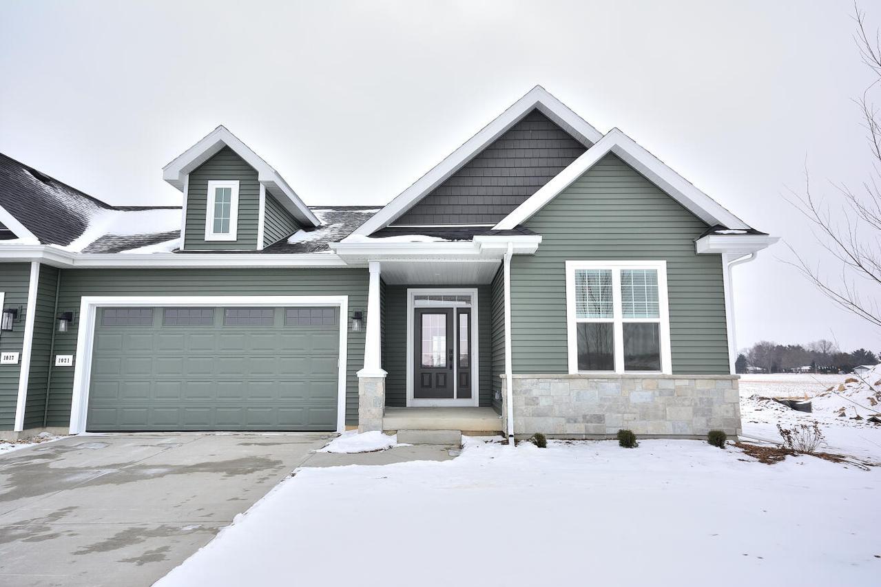 1021 Elderberry Rd, Oconomowoc, WI 53066