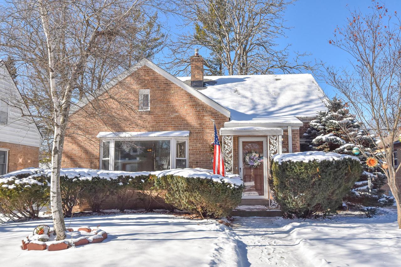 4949 N Berkeley Blvd, Whitefish Bay, WI 53217