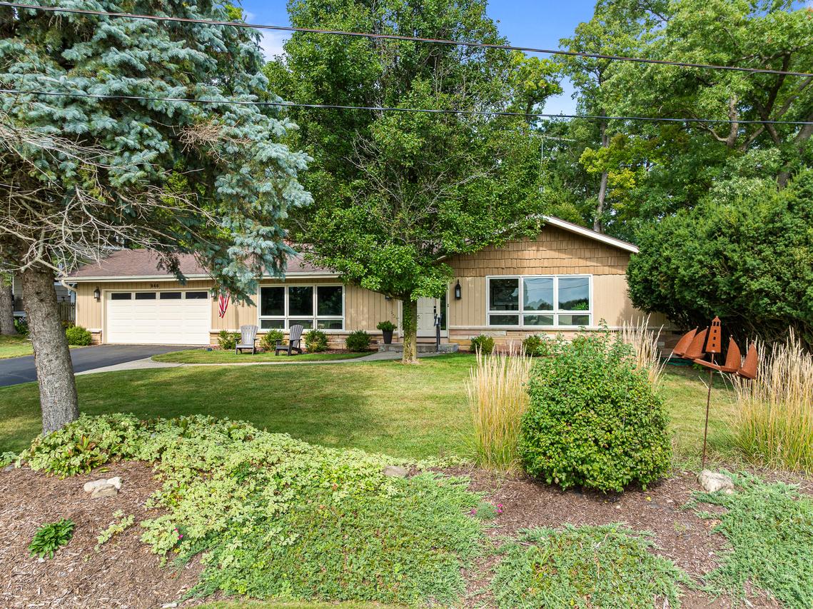 946 Shabbona Dr, Fontana, WI 53125