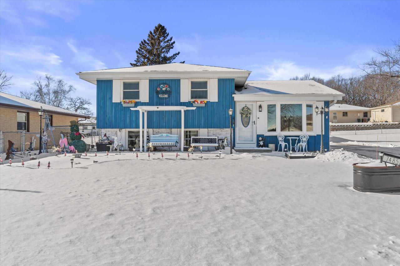 7485 S Highfield Ct, Oak Creek, WI 53154