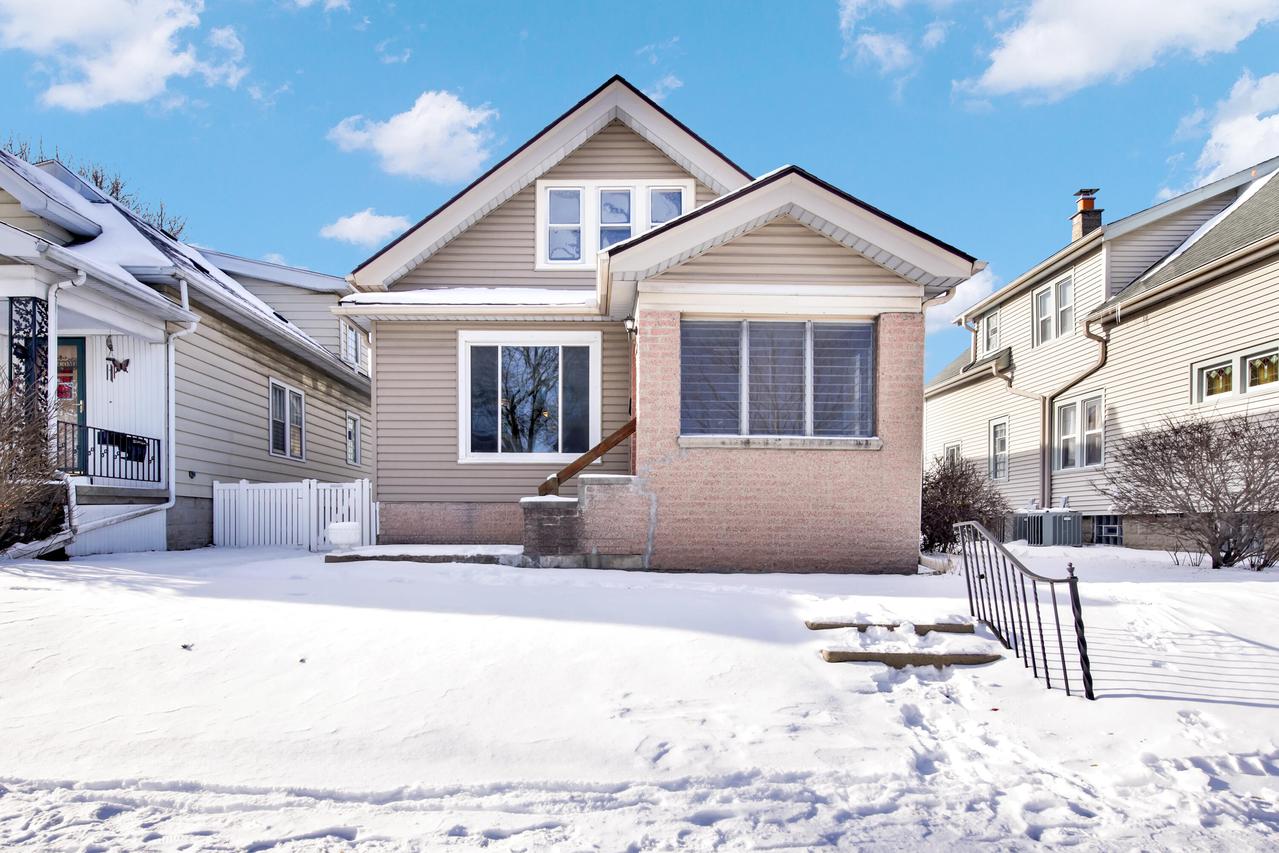 2065 S 71st St, West Allis, WI 53219