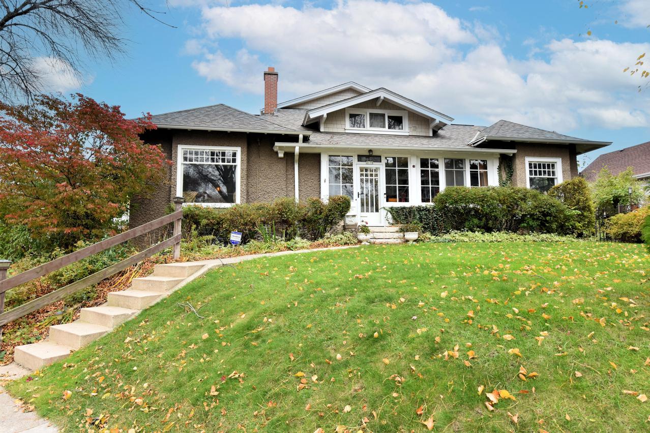 2176 N 73rd St, Wauwatosa, WI 53213