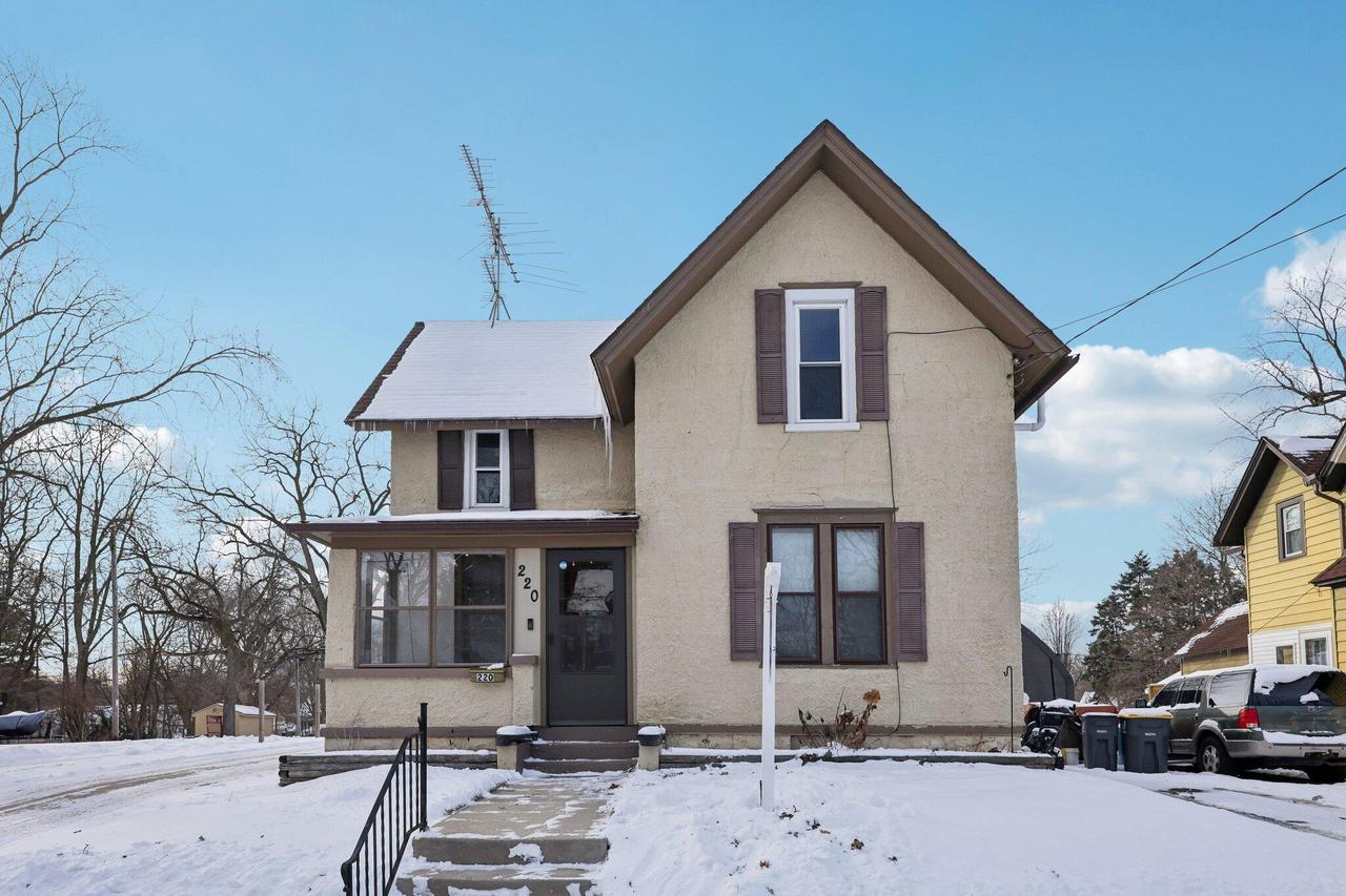 220 Waverly Pl, Waukesha, WI 53186