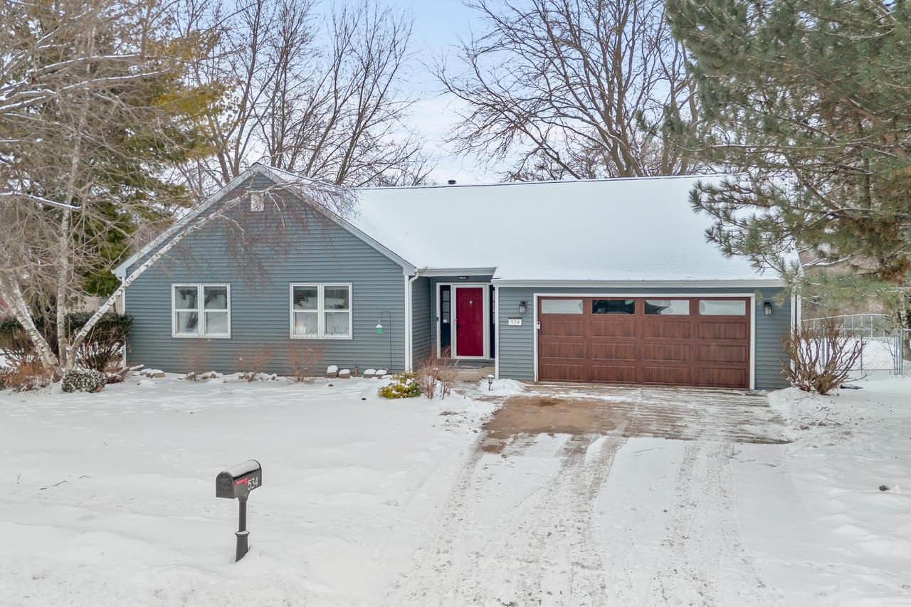 534 Woodridge Dr, Grafton, WI 53024