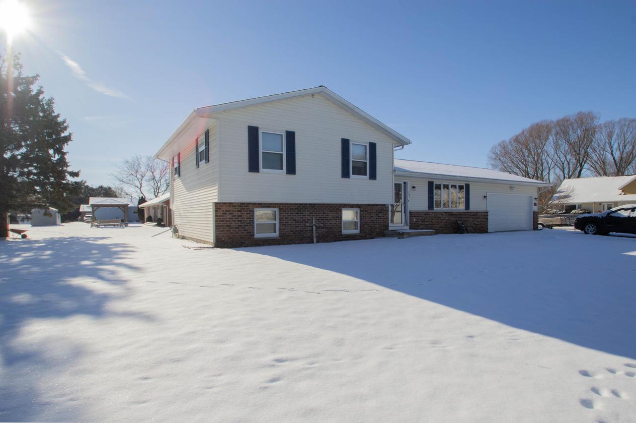 305 W Leonard St, Watertown, WI 53098
