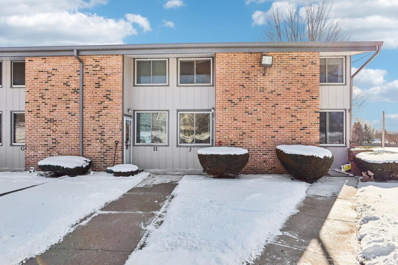 1524 Big Bend Rd. #J, Waukesha, WI 53189