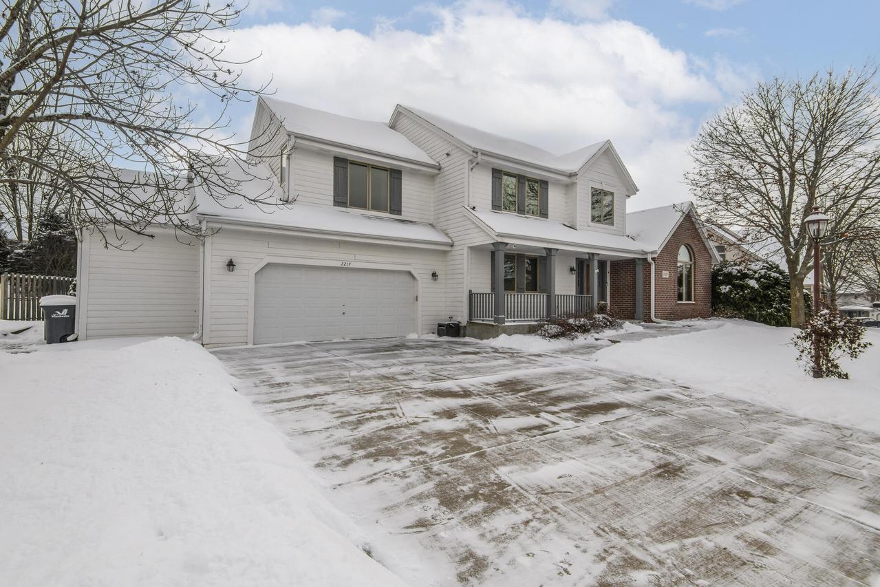 2217 Deer Path, Waukesha, WI 53189