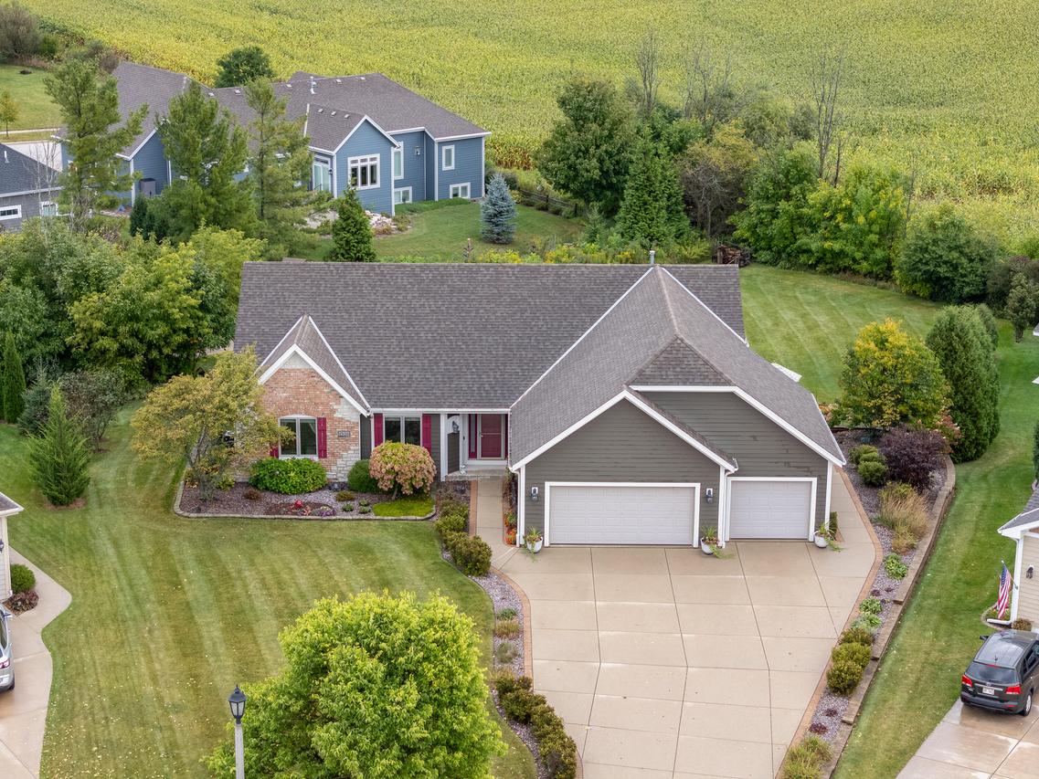 1526 Pine Cone Trl, Port Washington, WI 53074