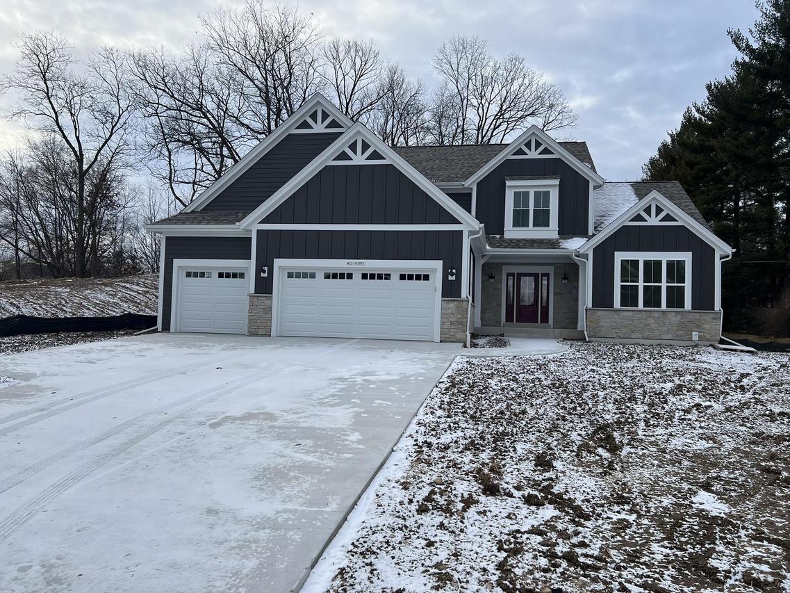 W221N3075 Greenwood Ct, Pewaukee, WI 53186