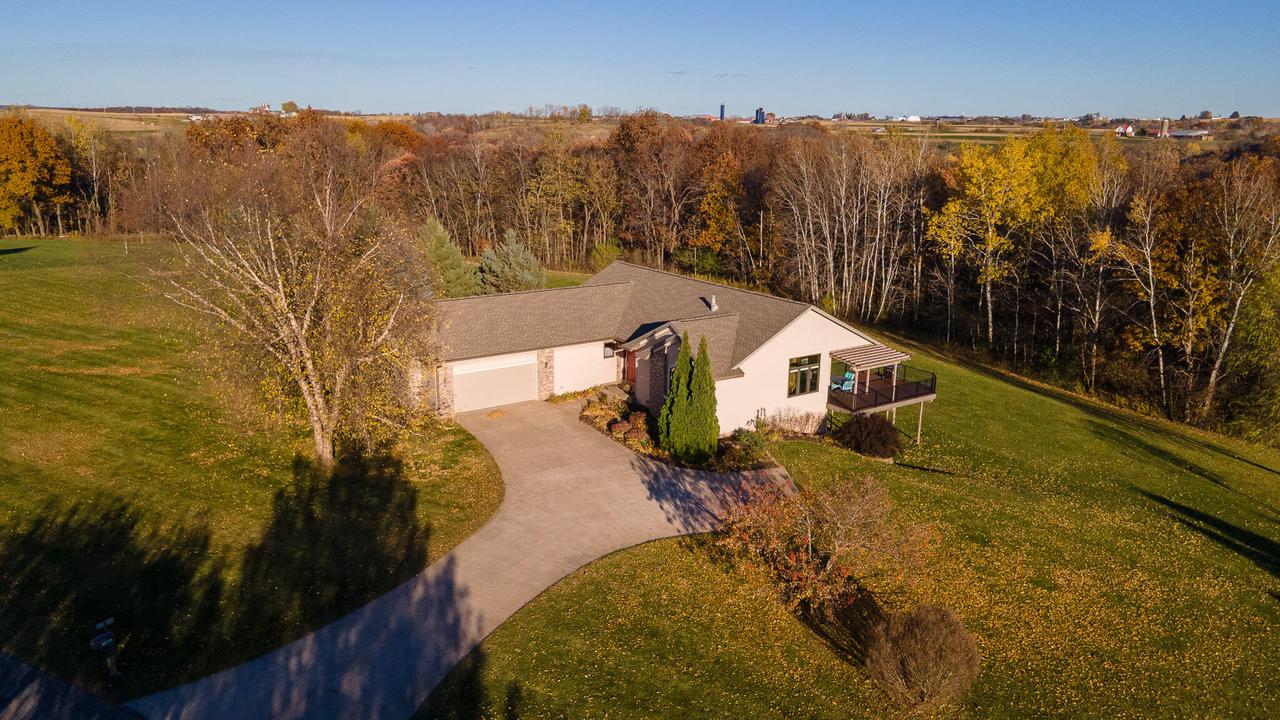 N1666 Meadow Ridge, Greenfield, WI 54601