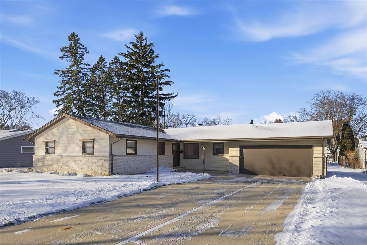 W64N393 Madison Ave, Cedarburg, WI 53012