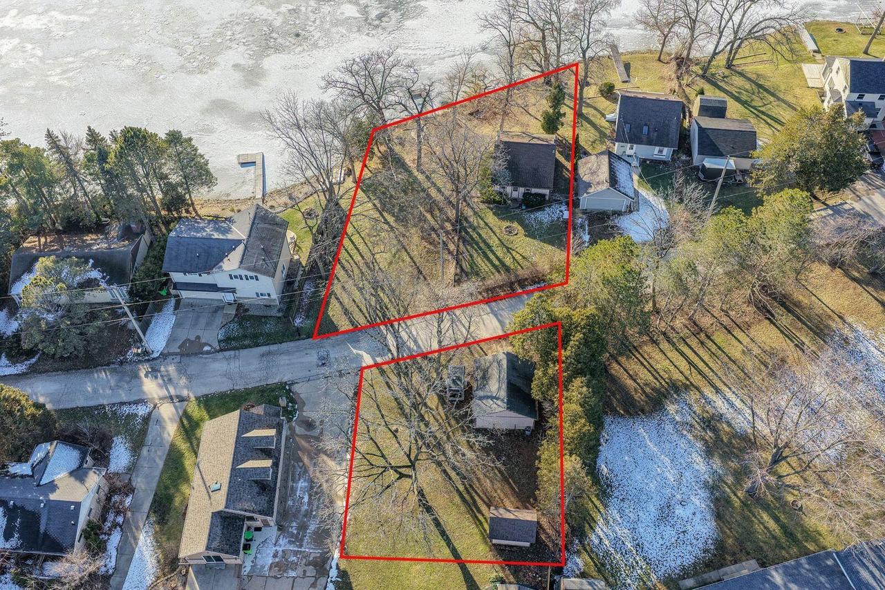 5604 W Peninsula Dr, Waterford, WI 53185