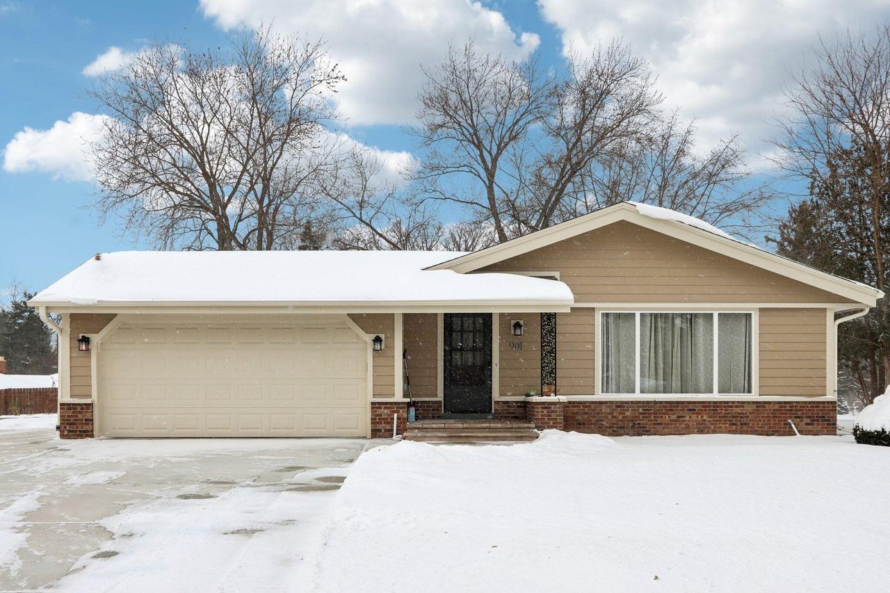 901 Anton Rd, Hartland, WI 53029