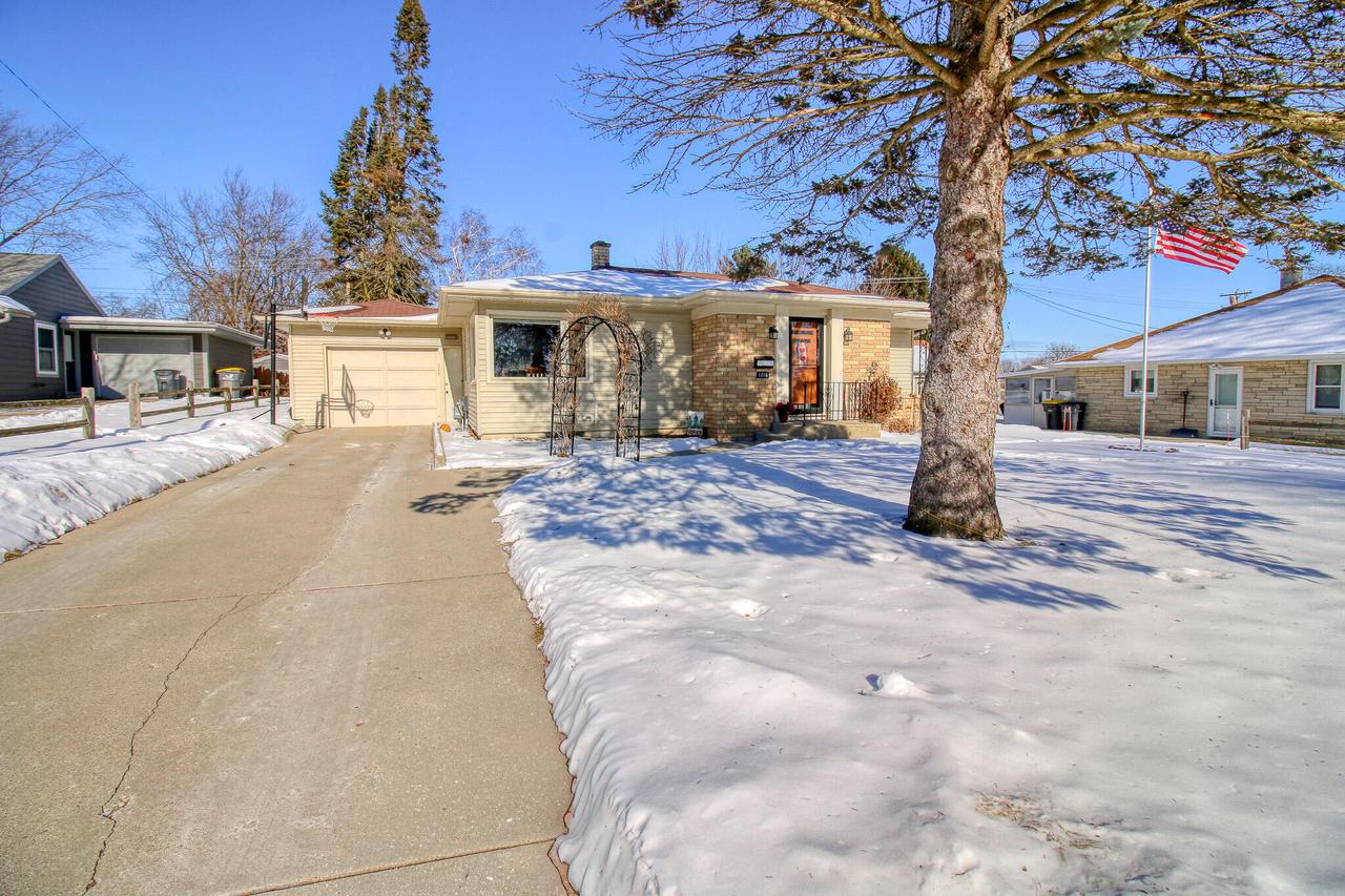 1016 W Glenn Dr, Waukesha, WI 53188