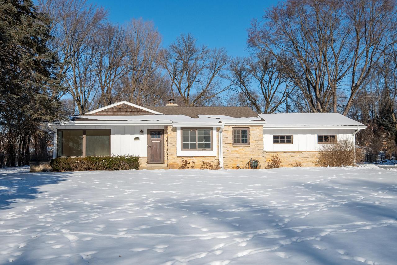 2428 S Root River, West Allis, WI 53227