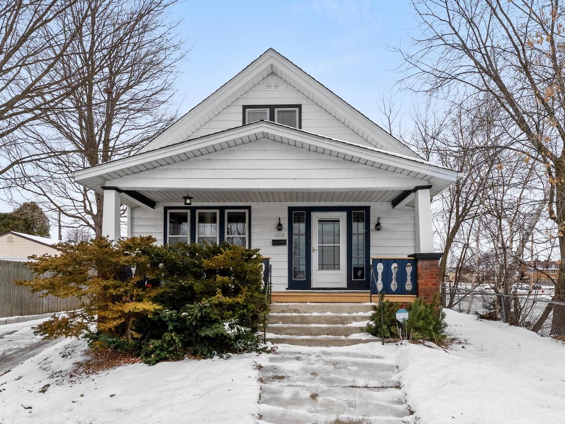 1014 S 20th St, Manitowoc, WI 54220