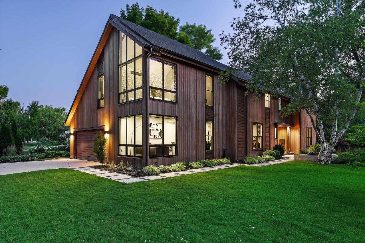 7050 N Belmont Ln, Fox Point, WI 53217