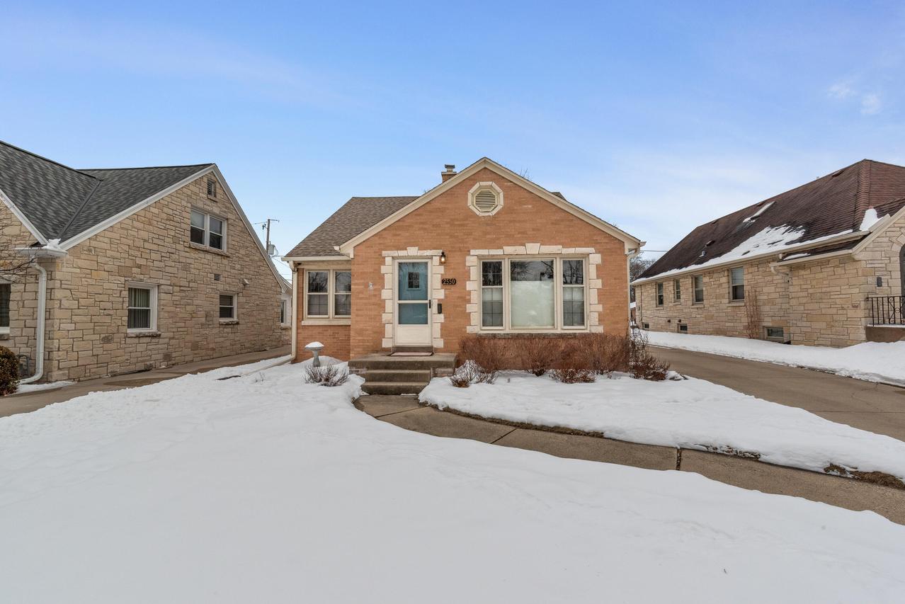 2550 N 96th St, Wauwatosa, WI 53226
