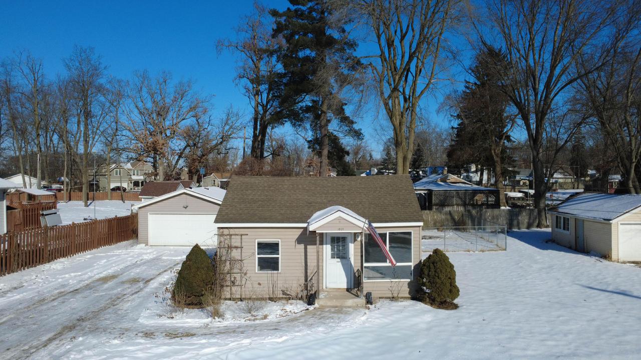 W1060 Golden Glow Rd, Bloomfield, WI 53128