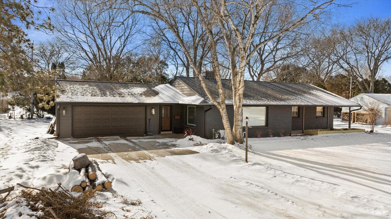 305 Sunny Ln, Thiensville, WI 53092