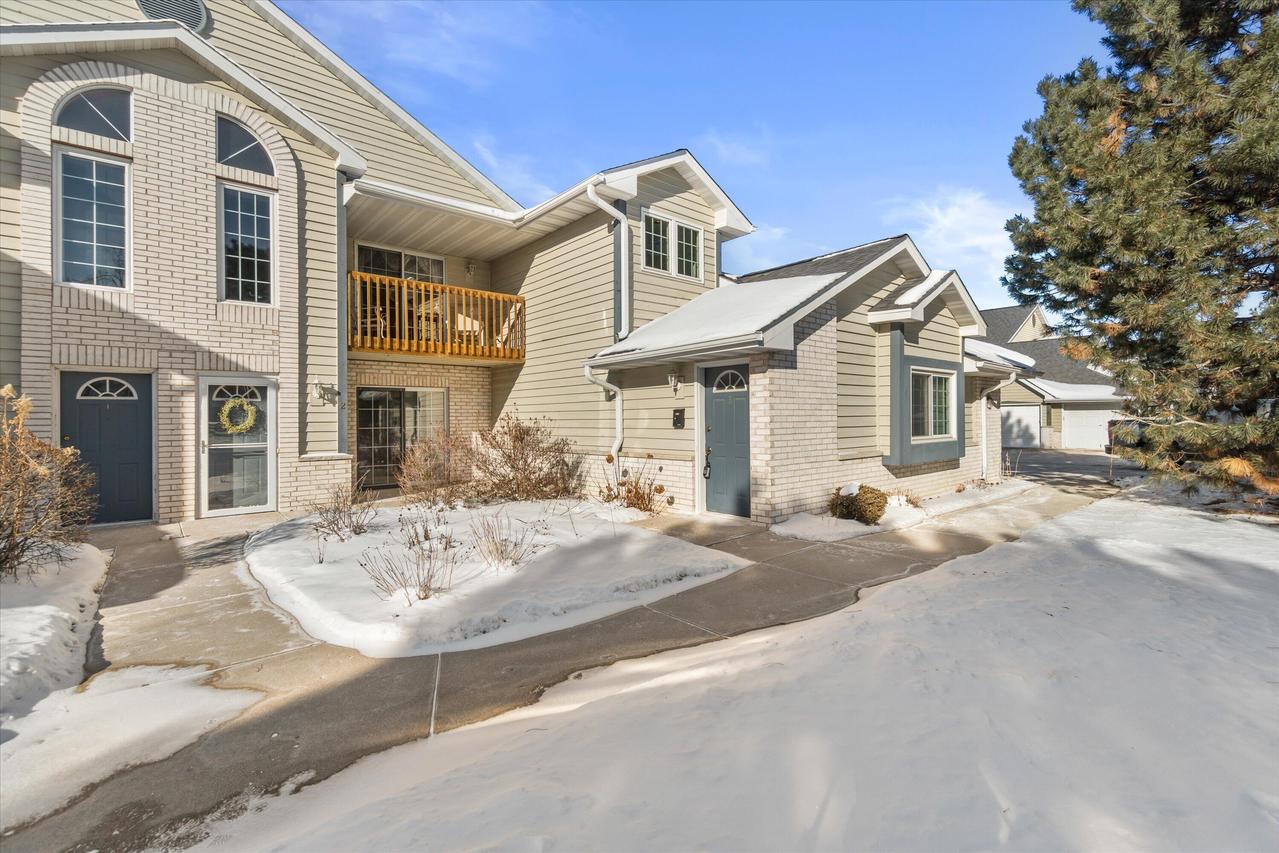 W240N2524 E Parkway Meadow #5, Pewaukee, WI 53072