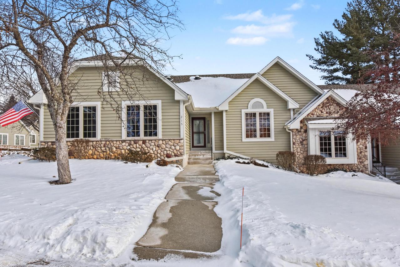 215 Endfield Cir, Waukesha, WI 53186