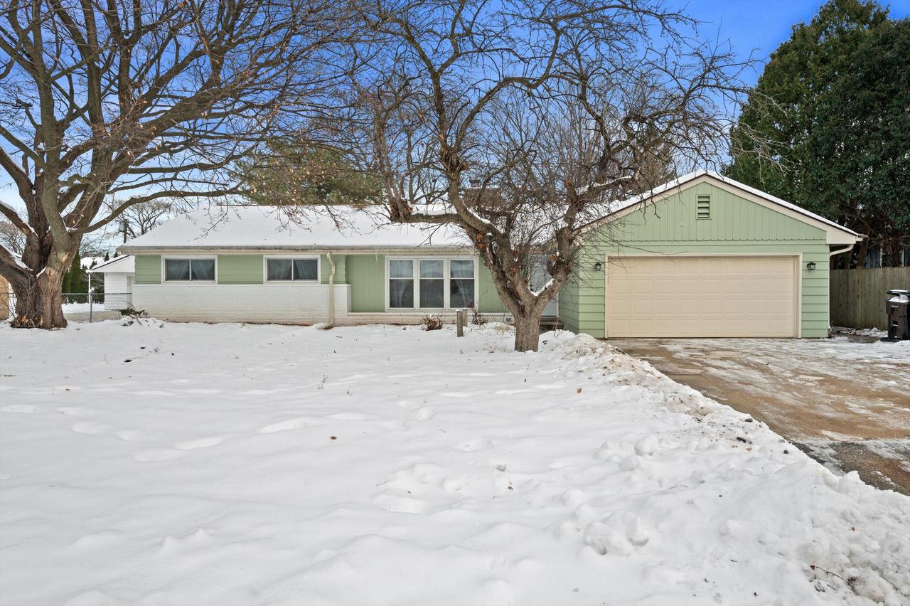 7216 N Mohawk Ave, Glendale, WI 53217