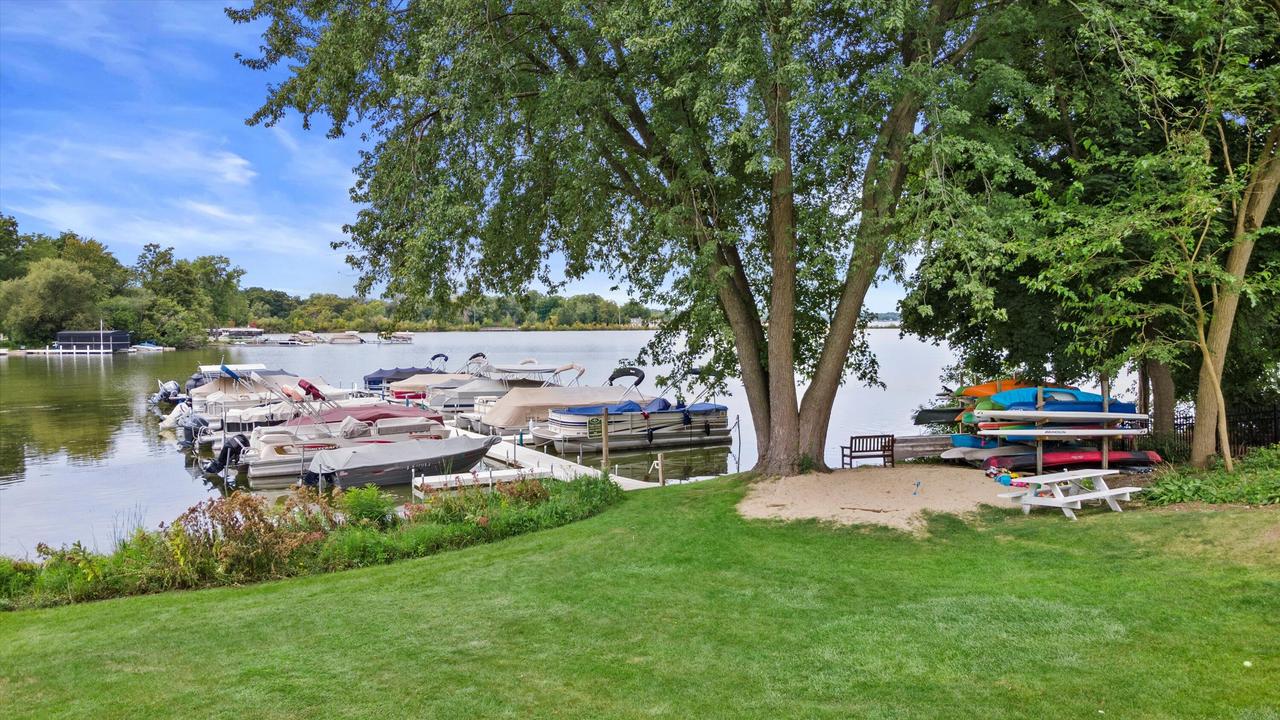 208 Maple Ter, Oconomowoc, WI 53066