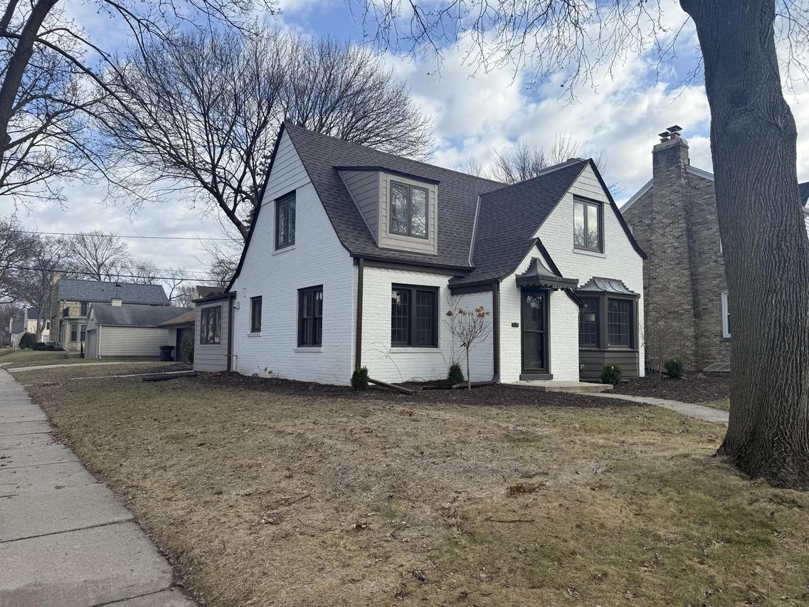 2578 N 88th St, Wauwatosa, WI 53226