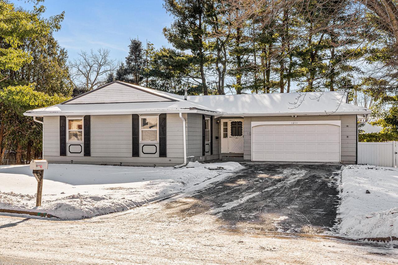 1211 W Circle Dr, Sparta, WI 54656