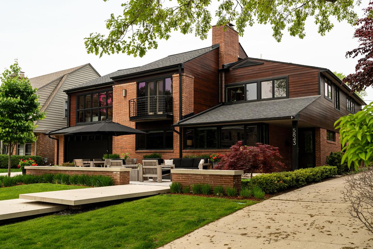 5843 N Maitland Ct, Whitefish Bay, WI 53217
