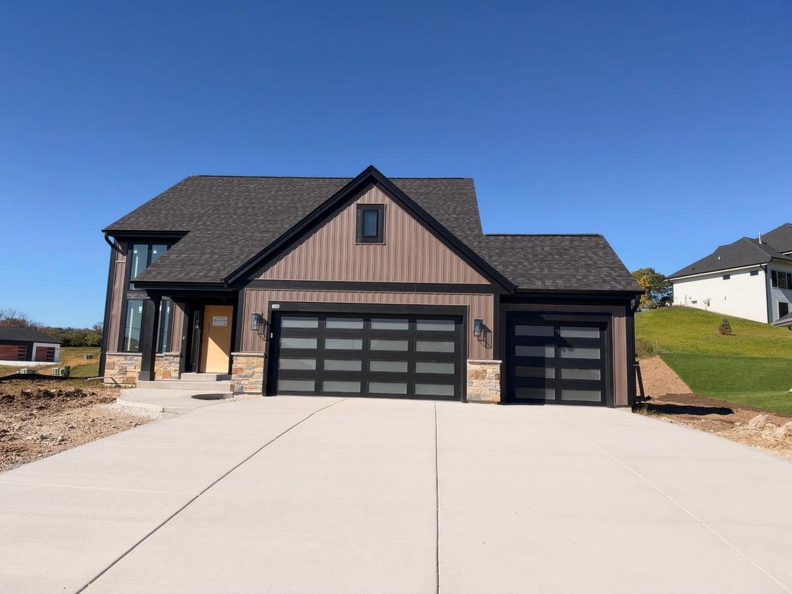 106 Retzer View, Waukesha, WI 53188