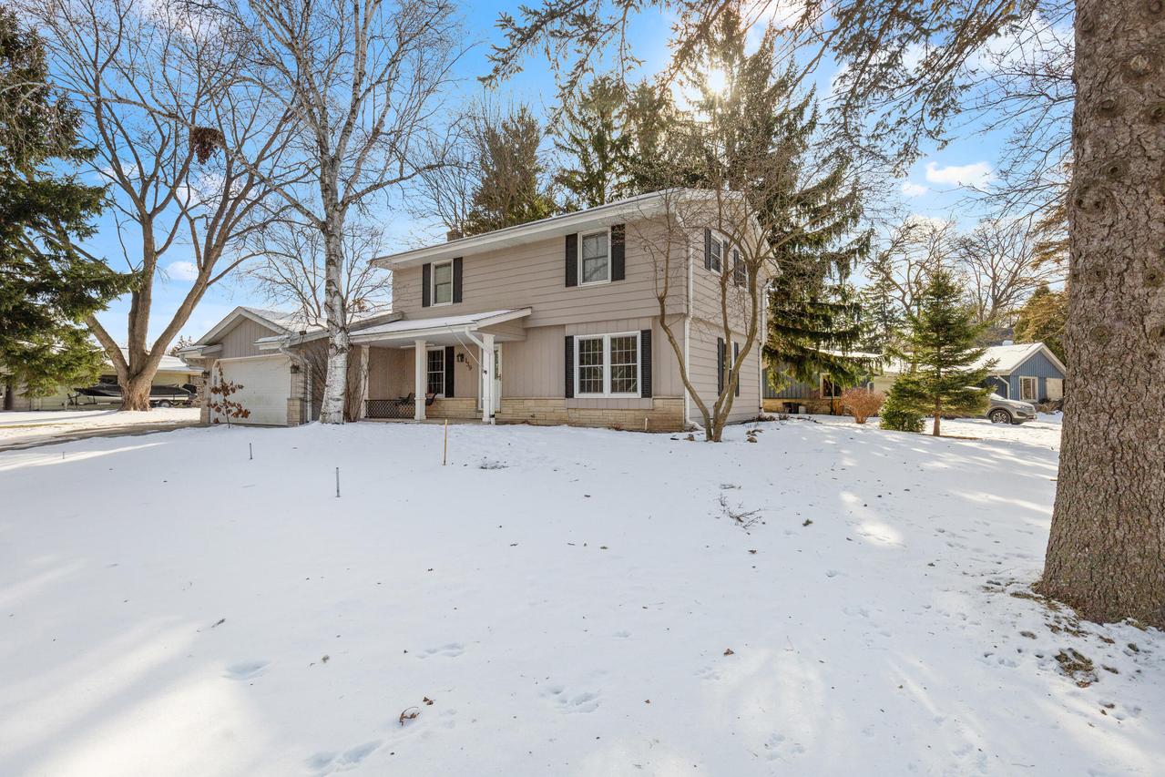 139 Debbie Ct, Waukesha, WI 53189