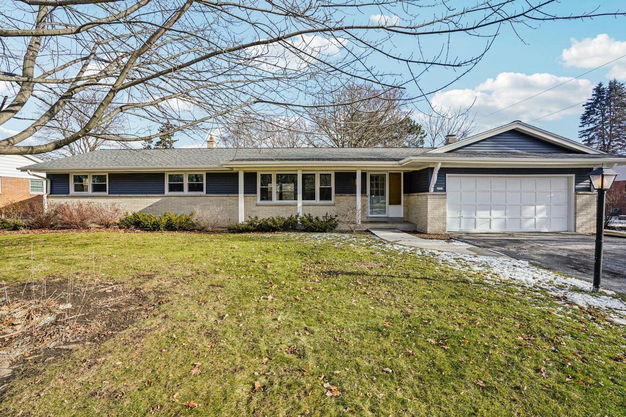 6936 N Braeburn Ln, Glendale, WI 53209