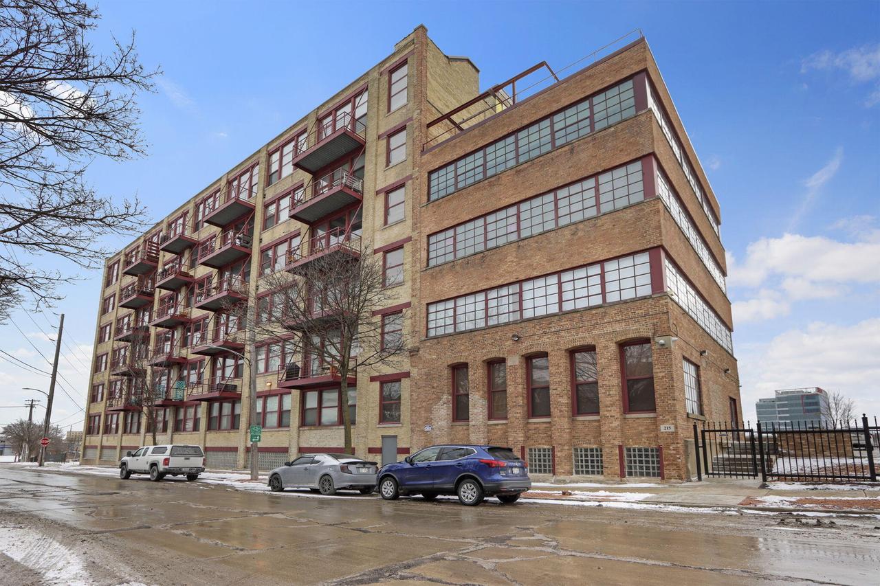 215 W Maple St #307, Milwaukee, WI 53204
