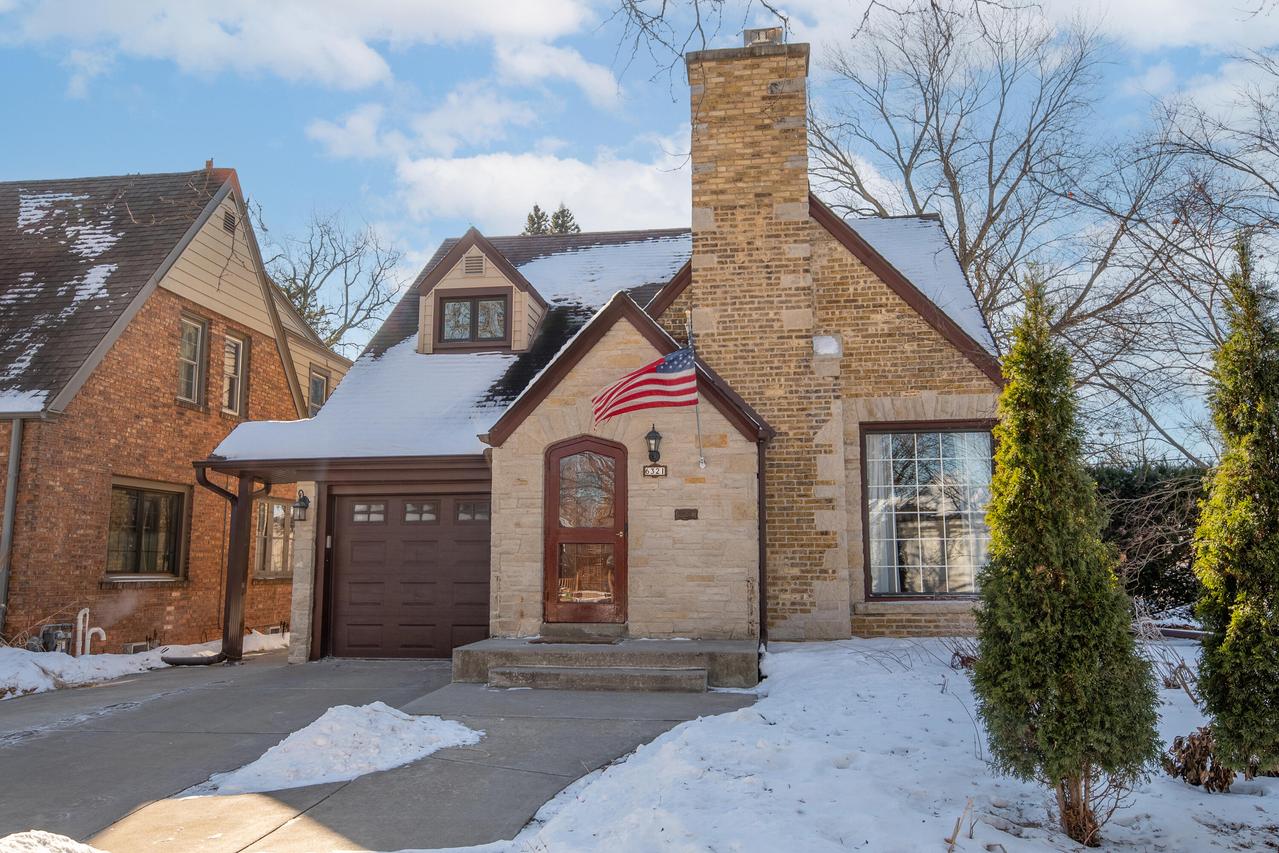 6321 W Mckinley Ave, Wauwatosa, WI 53213
