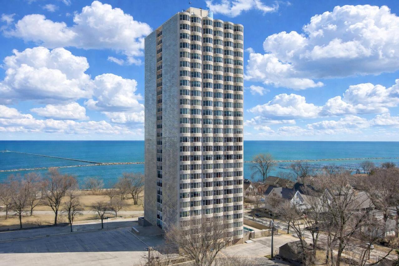 2525 S Shore Dr #20D, Milwaukee, WI 53207