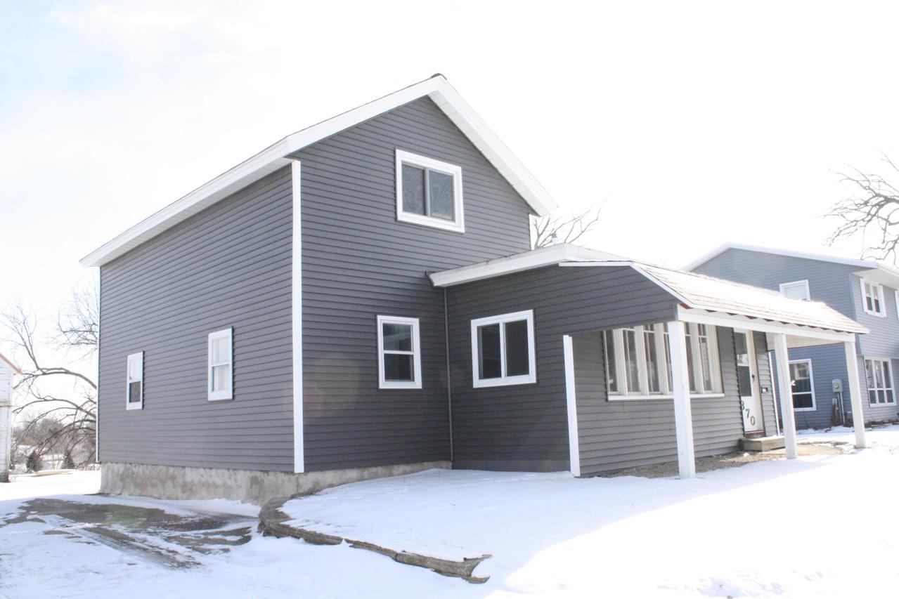370 N Main St, Juneau, WI 53039