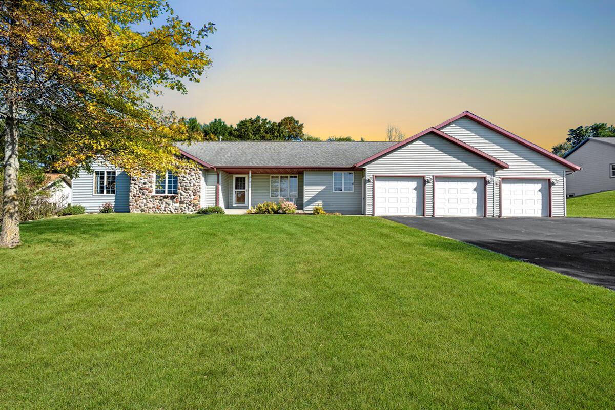 612 Bobolink Ln, Cascade, WI 53011