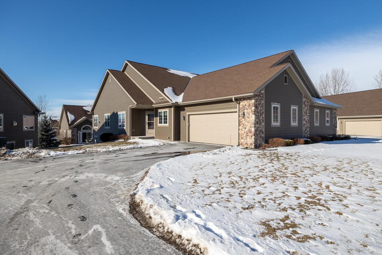 282 Lower Woodford Cir, West Bend, WI 53090