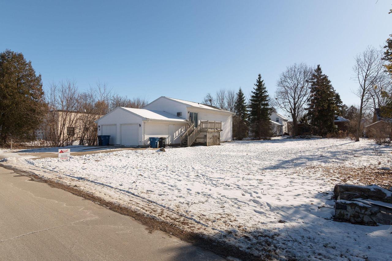 677 W 3rd Ave, Oshkosh, WI 54902