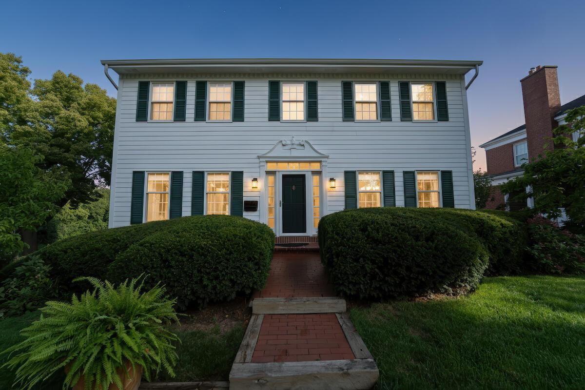 8328 W Wisconsin Ave, Wauwatosa, WI 53213