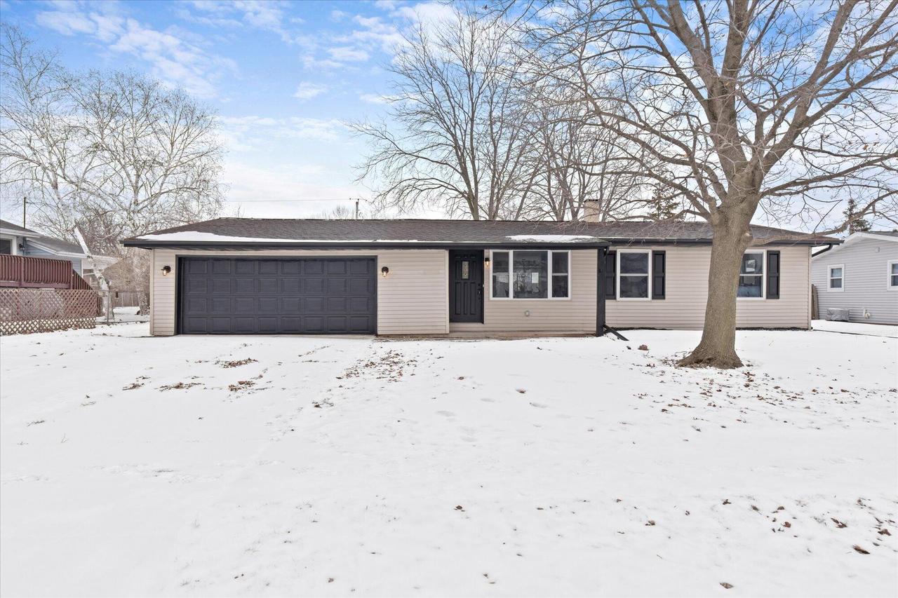 2031 Terry Ln, De Pere, WI 54115
