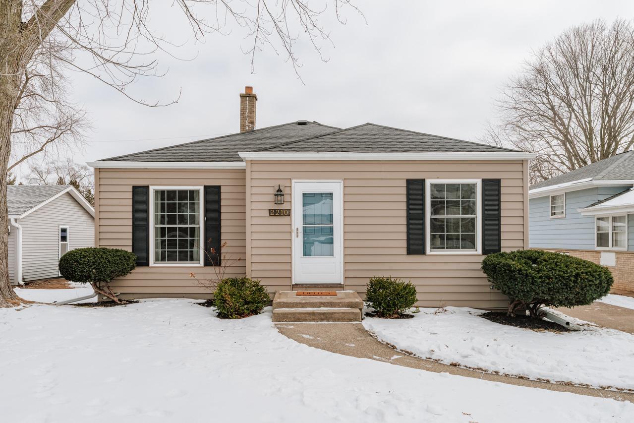 2210 N 107th St, Wauwatosa, WI 53226