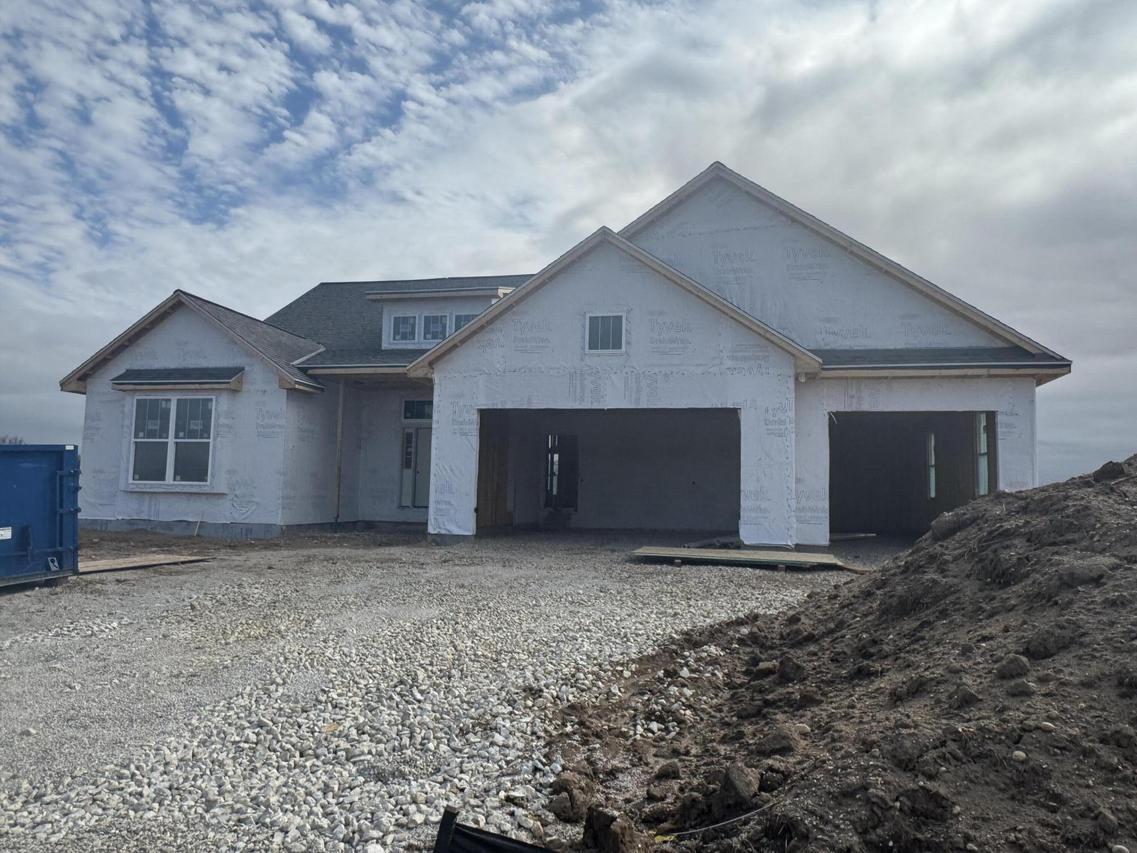 557 Talbot's Woods Dr, Dousman, WI 53118