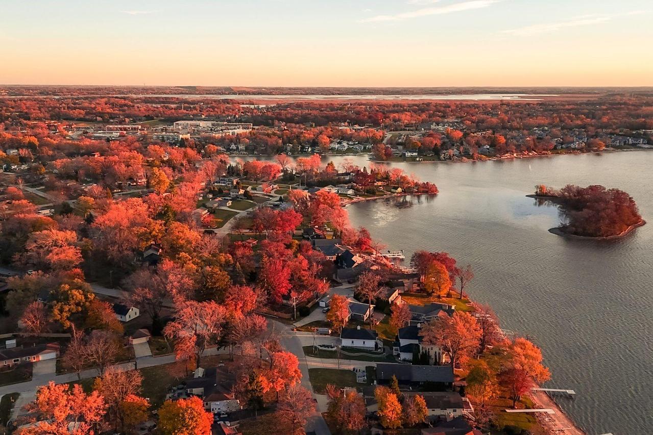 S69W17741 Wildwood Dr, Muskego, WI 53150