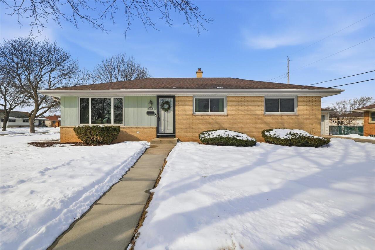 W150N8239 Saxony Dr, Menomonee Falls, WI 53051