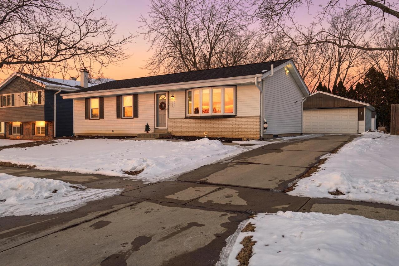 3060 E Stonefield Dr, Oak Creek, WI 53154