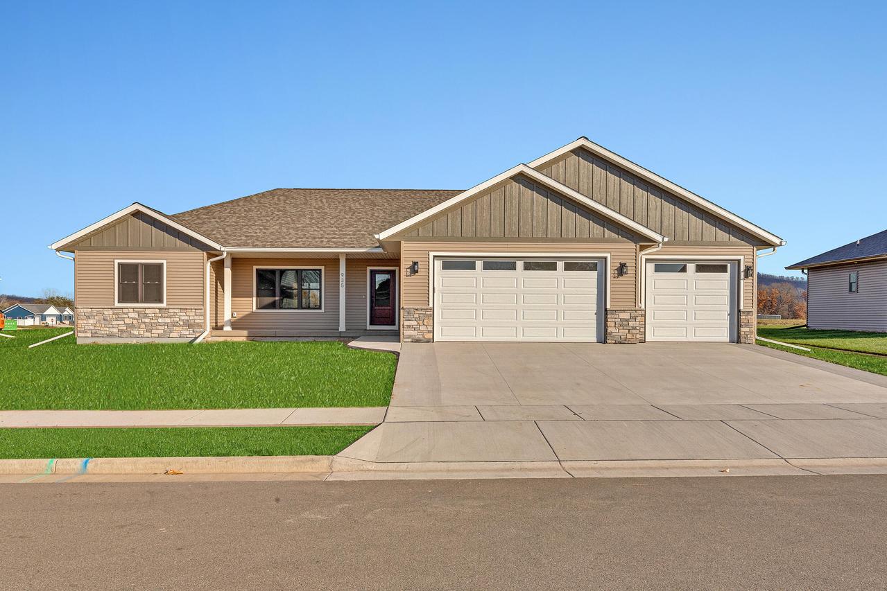 935 Crockett Dr, Holmen, WI 54636